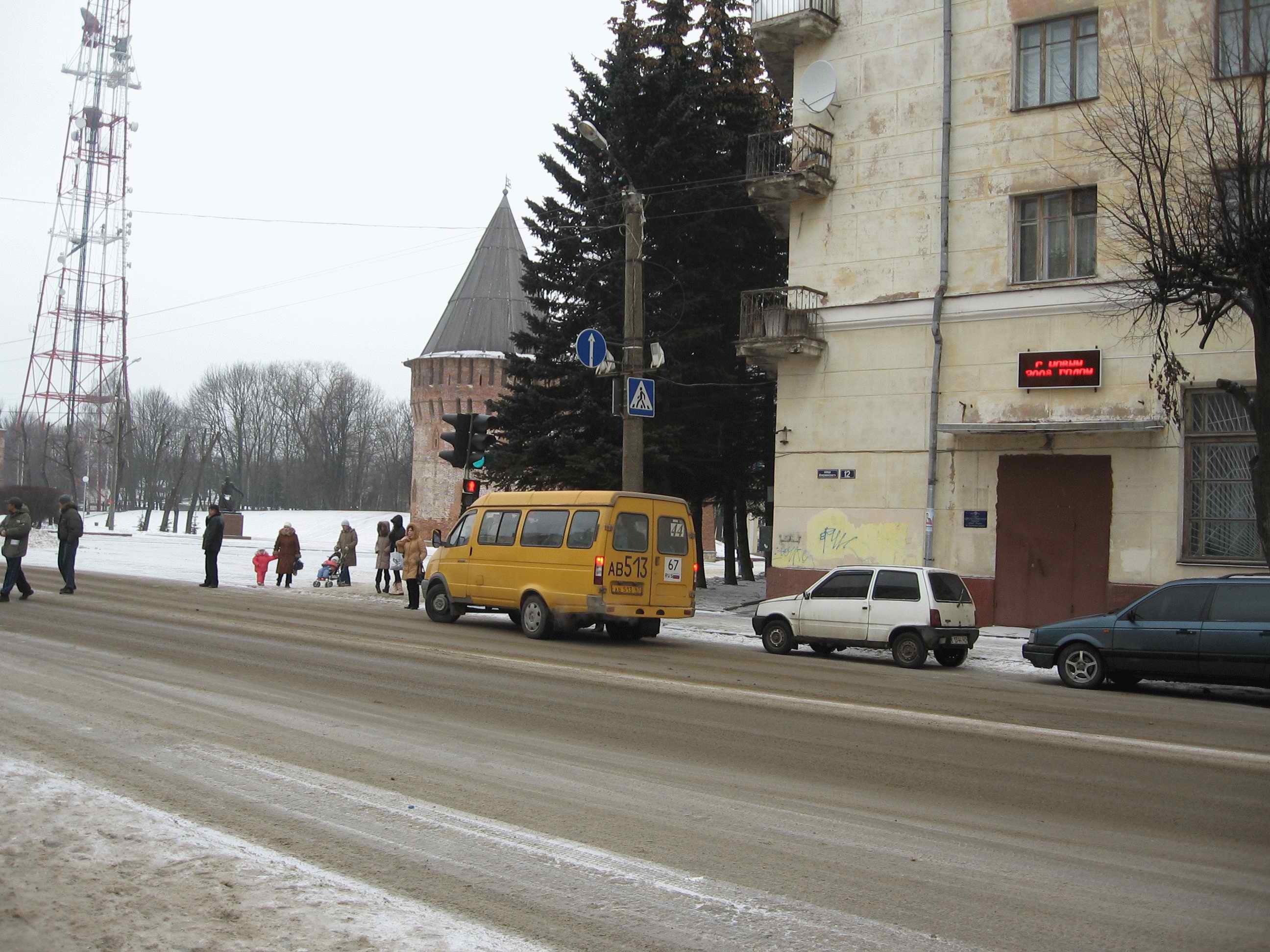 Один из самых оживленных пешеходных переходов в городе Смоленске рядом остановка общественного транспорта